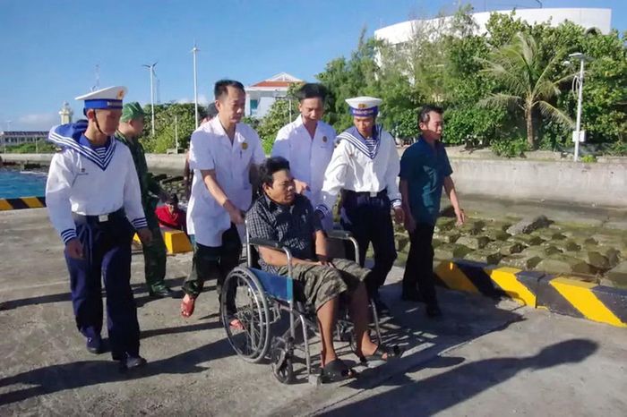 Bệnh nhân Nguyễn Thanh Long được đưa lên đảo Trường Sa. Ảnh: Thành Vũ.
