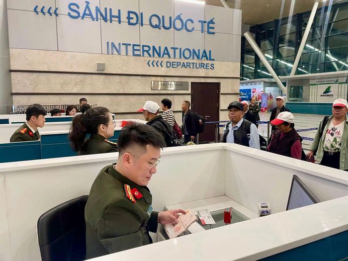 Lực lượng Quản lý xuất nhập cảnh Công an TP Huế triển khai các thủ tục cho hành khách tại sân bay quốc tế Phú Bài - Huế.
