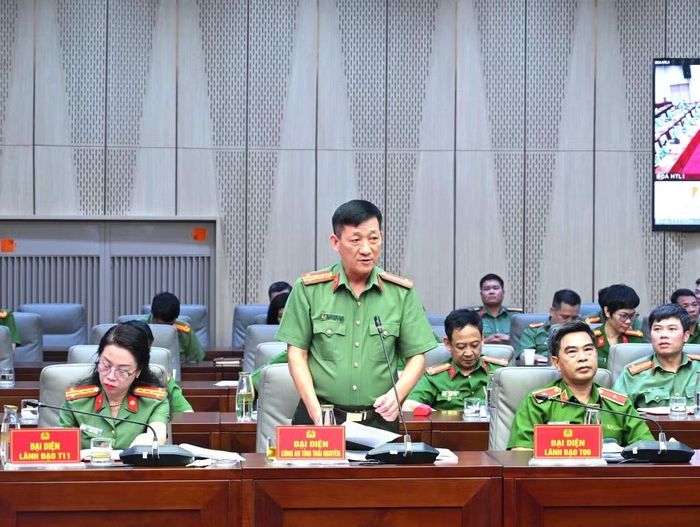 Lãnh đạo các Cục, đơn vị trực thuộc Bộ Công an và Công an địa phương phát biểu tại hội nghị.