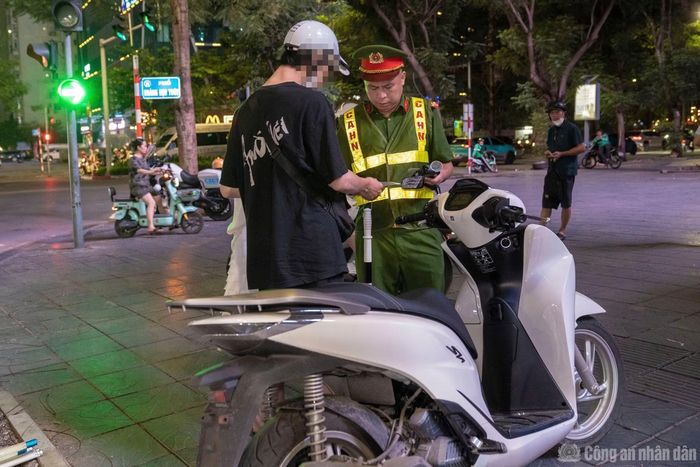 Hai trong số các trường hợp thanh, thiếu niên vi phạm được tổ công tác phát hiện.
