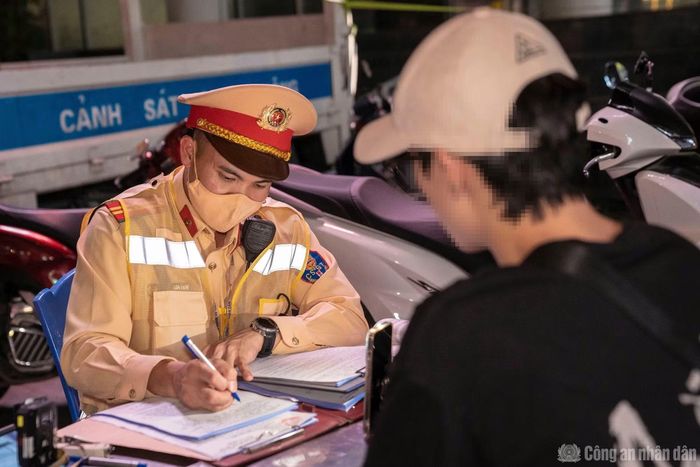 CSGT lập biên bản xử phạt một trường hợp vi phạm.