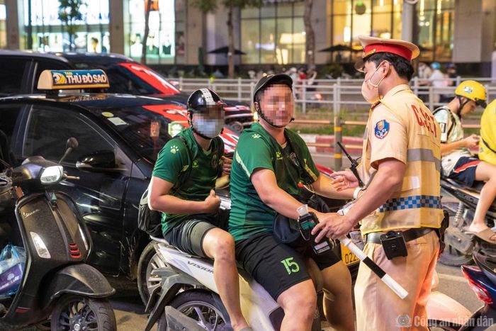 Nhiều trường hợp thanh, thiếu niên có dấu hiệu nghi vấn đều được tổ công tác dừng phương tiện để kiểm tra theo quy định.