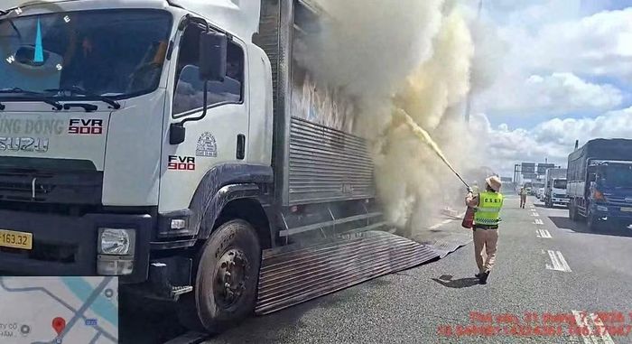 Tổ CSGT phát hiện vụ cháy nên triển khai bình chữa cháy mini dập lửa.