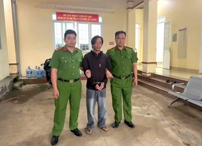 Lực lượng Công an tiến hành di lý đối tượng Nhã về trụ sở xử lý theo quy định.