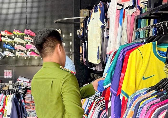 Công an tỉnh Vĩnh Long tăng cường kiểm tra và xử lý các hành vi kinh doanh hàng hóa có dấu hiệu giả mạo nhãn hiệu.