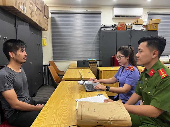 Cơ quan CSĐT Công an TP Hà Nội làm việc với các đối tượng trong vụ án.