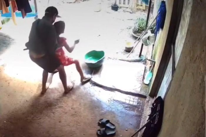 Và có những biểu hiện sàm sỡ với bé gái (Ảnh cắt video clip).