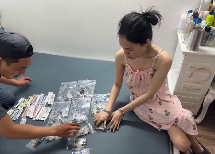 Một đối tượng nữ trong đường dây cùng tang vật.