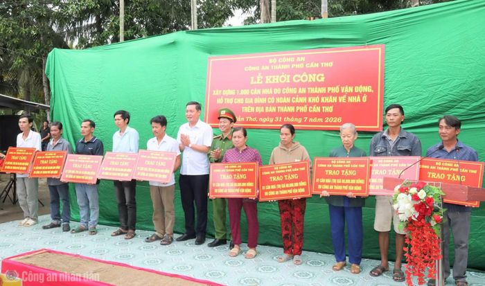 Ban tổ chức trao bảng tượng trưng hỗ trợ xây dựng, sửa chữa nhà cho các hộ dân trên địa bàn xã Vị Thủy.