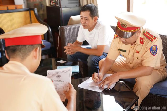 Thuyền trưởng một phương tiện vận tải hành khách ký cam kết chấp hành nghiêm các quy định về an toàn giao thông đường thủy.