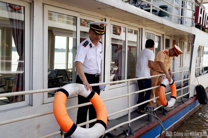 Lực lượng chức năng kiểm tra phao an toàn trang bị trên tàu.