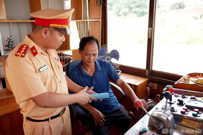 Tổ công tác làm việc với thuyền viên trên các tàu du lịch tại bến tàu Chương Dương.
