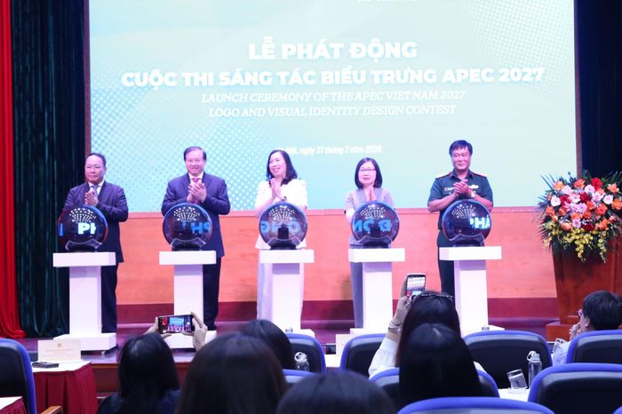 Ban tổ chức thực hiện nghi thức phát động cuộc thi.