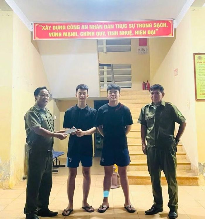 Hai em Lâm Quốc Minh và Võ Văn Long Nhật đã chủ động giao nộp một điện thoại di động nhặt được trên đường Lê Thánh Tông cho Công an phường Hội An Đông để xác minh, trao trả cho chủ sở hữu.