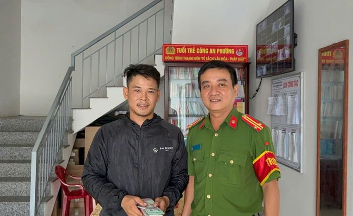 Công an phường Hội An Đông trao trả số tiền 10 triệu đồng bị đánh rơi cho anh Nguyễn Đức Quý.