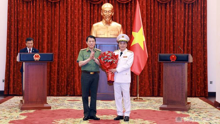 Đại tướng Lương Tam Quang, Ủy viên Bộ Chính trị, Bí thư Đảng ủy Công an Trung ương, Bộ trưởng Bộ Công an tặng hoa chúc mừng Thứ trưởng Đặng Hồng Đức.