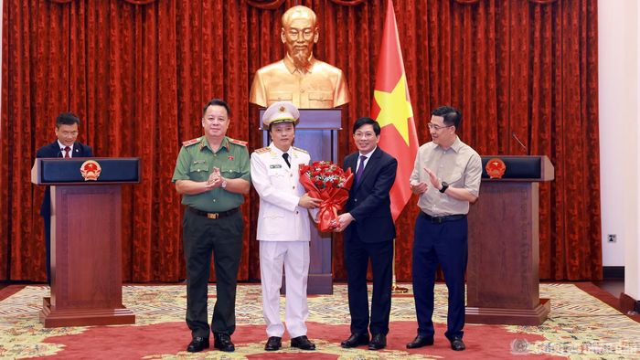 Các đồng chí trong Ủy ban Quốc phòng, An ninh và Đối ngoại của Quốc hội tặng hoa chúc mừng Thứ trưởng Đặng Hồng Đức.