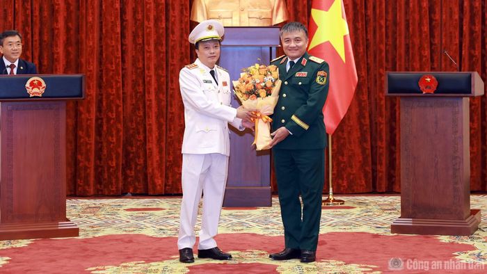 Thượng tướng Nguyễn Văn Hiền, Ủy viên Trung ương Đảng, Thứ trưởng Bộ Quốc phòng tặng hoa chúc mừng Thứ trưởng Đặng Hồng Đức.
