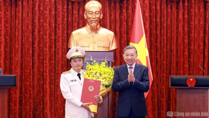 Tổng Bí thư, Chủ tịch nước Tô Lâm trao Quyết định và tặng hoa chúc mừng Thứ trưởng Đặng Hồng Đức.