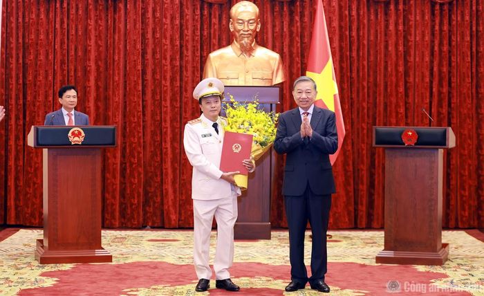 Tổng Bí thư, Chủ tịch nước Tô Lâm trao Quyết định và tặng hoa chúc mừng Thứ trưởng Đặng Hồng Đức.