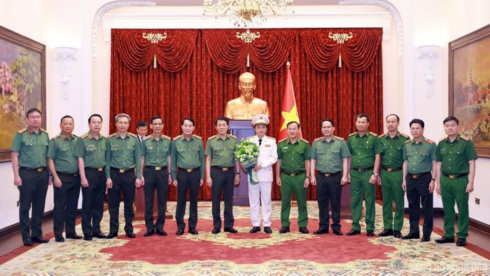 Bộ trưởng Lương Tam Quang và các đồng chí trong Đảng ủy Công an Trung ương tặng hoa chúc mừng Thứ trưởng Đặng Hồng Đức.