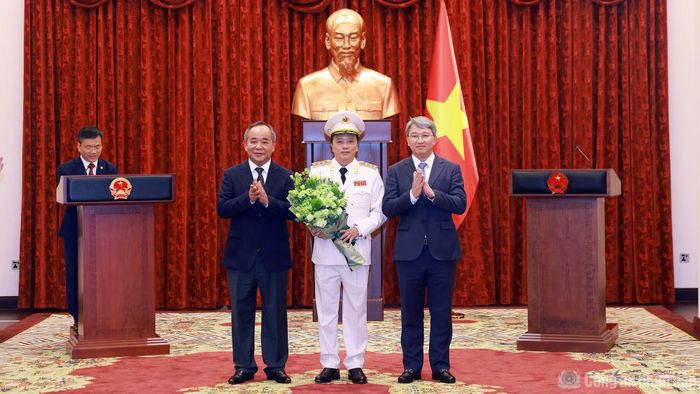 Chánh Văn phòng Trung ương Đảng Nguyễn Hải Ninh và Ủy viên Trung ương Đảng, Chánh Văn phòng Chủ tịch nước Lê Khánh Hải tặng hoa chúc mừng Thứ trưởng Đặng Hồng Đức.