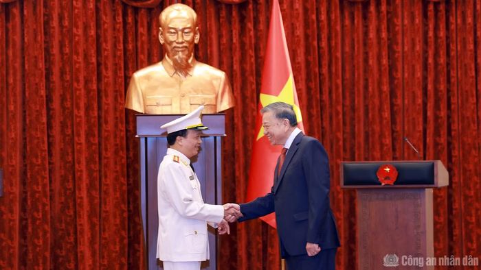 Tổng Bí thư, Chủ tịch nước Tô Lâm chúc mừng Thứ trưởng Đặng Hồng Đức.