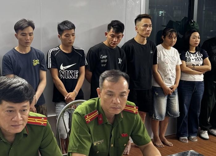 Một số đối tượng trong vụ án (hàng đứng phía sau) tại cơ quan Công an.