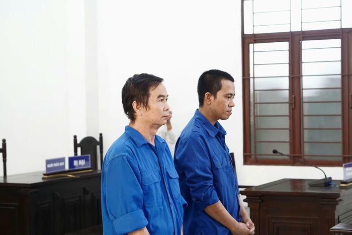 Hai bị cáo Đàm Luật Mẫn (bên trái) Đinh Đức Quốc đang nghe HĐXX tuyên án.