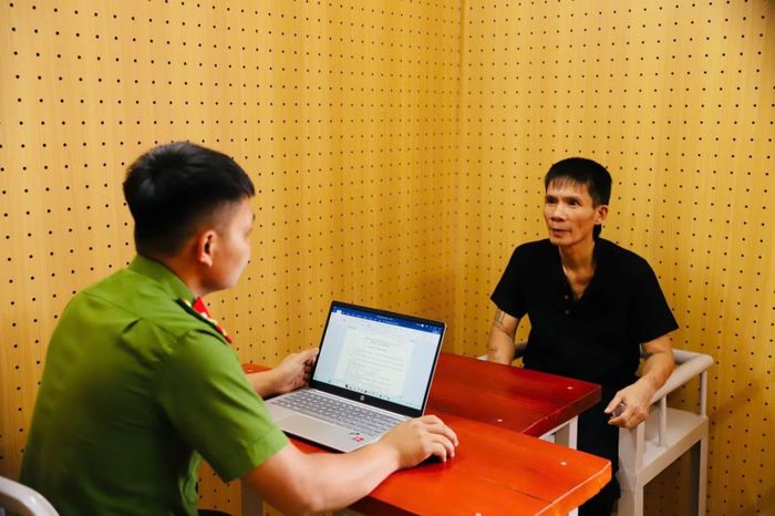 Cơ quan CSĐT làm việc với đối tượng Nguyễn Văn Dũng.