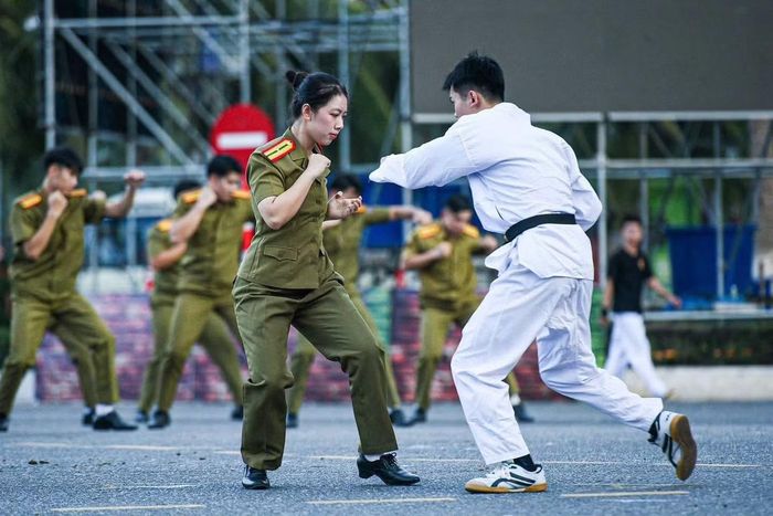 Giữa không khí sôi động của Hội thao, hình ảnh các nữ cán bộ, chiến sĩ Công an nước bạn Lào đã để lại nhiều ấn tượng đẹp với khán giả.