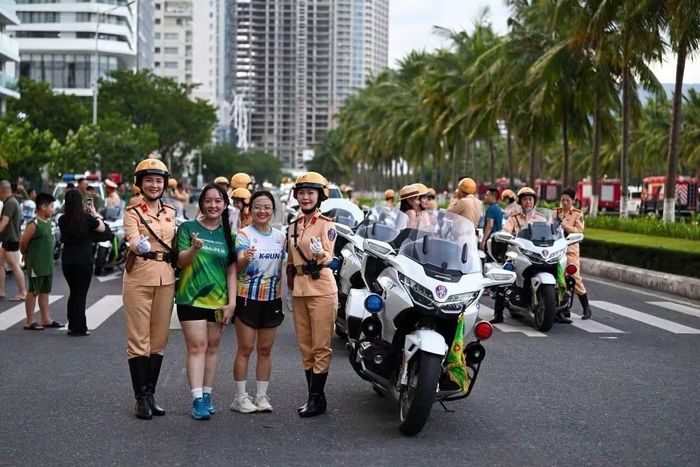 Người dân và du khách hào hứng chụp ảnh lưu niệm cùng cán bộ, chiến sĩ CAND và các vận động viên tham dự Hội thao.