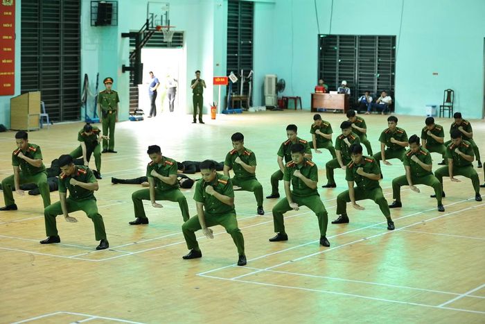 Những pha đối kháng quyết liệt, đẹp mắt thu hút sự cổ vũ của đông đảo cán bộ, chiến sĩ và khán giả tại Nhà thi đấu đa năng phường An Hải.