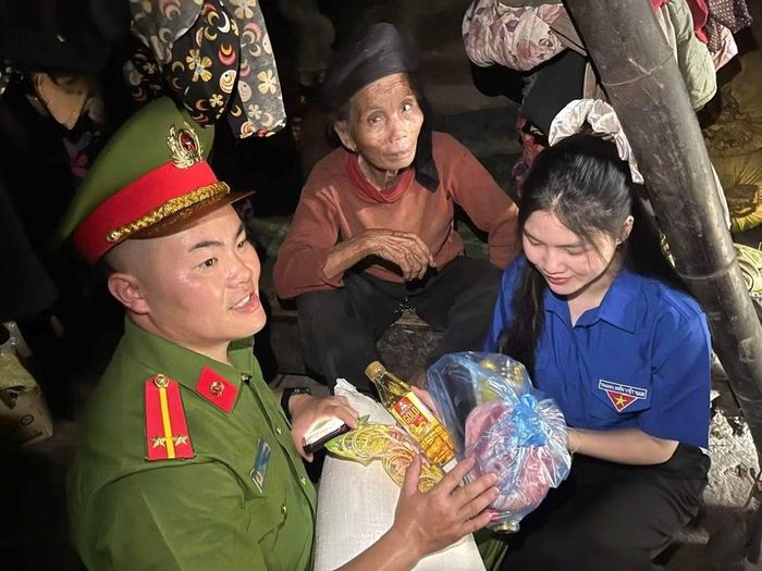 CBCS Công an tỉnh Lạng Sơn tri ân, trao quà cho gia đình chính sách nhân Tháng Bảy tri ân.