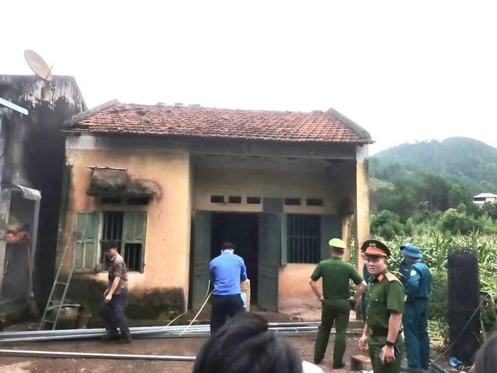 Công an xã Kiên Mộc phối hợp các lực lượng hồ trợ gia đình Chu Thị Chứng (thân nhân liệt sĩ Chu Văn Tiên) tu sửa nhà tình nghĩa.