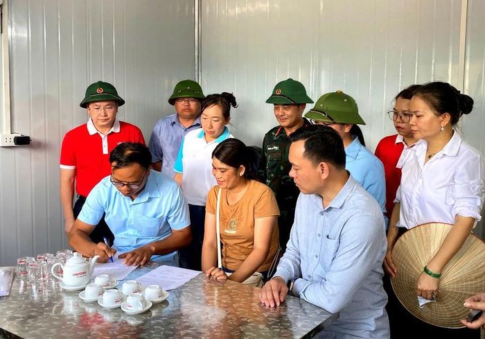 Ký kết bàn giao nhà ở mới cho hộ dân bị thiệt hại sau lũ quét ở xã Mường Than (Lai Châu). Ảnh: Xã Mường Than cung cấp