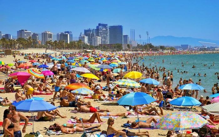 Nằm ở quận Sant Martí, Playa del Bogatell là một trong những bãi biển được đánh giá cao nhất Barcelona. Nơi đây thuộc danh sách những địa điểm không thể bỏ qua ở thành phố này khi khách du lịch tới Tây Ban Nha. Ảnh: Shutterstock/Platja del Bogatell