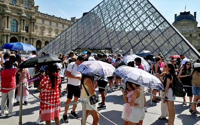 Nhiệt độ cao kỷ lục đã được ghi nhận tại Thủ đô Paris, Pháp từ tháng 6; gây khó khăn cho ngành du lịch dịp cao điểm nghỉ hè ở nhiều khu vực châu Âu. Ảnh: Benjamin Girette/Bloomberg/Getty
