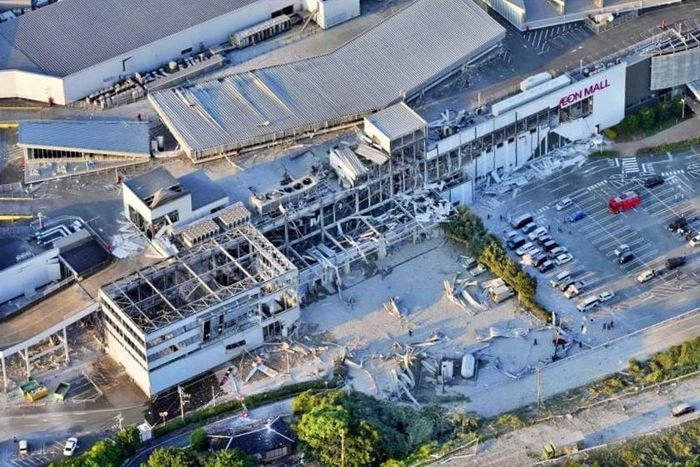 Trung tâm mua sắm AEON Mall ở thị trấn Kashima bị sập một phần do vụ nổ khí gas, trong trận động đất ngày 28/7 tại Kumamoto, Nhật Bản. Ảnh: Kyodo