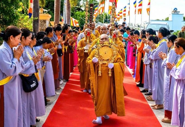 Quang lâm dâng hương lễ Tam bảo