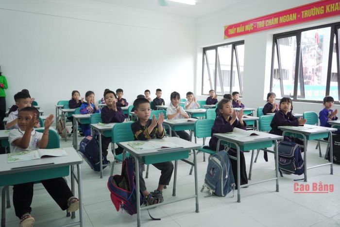 Niềm vui của các em học sinh tại Trường Phổ thông nội trú Tiểu học và THCS Trà Lĩnh mới.