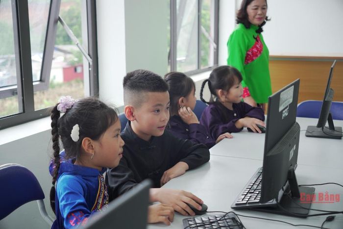 Các em học sinh Trường Phổ thông nội trú Tiểu học và THCS Trà Lĩnh hào hứng khi được làm quen với máy tính tại phòng học bộ môn Tin học.