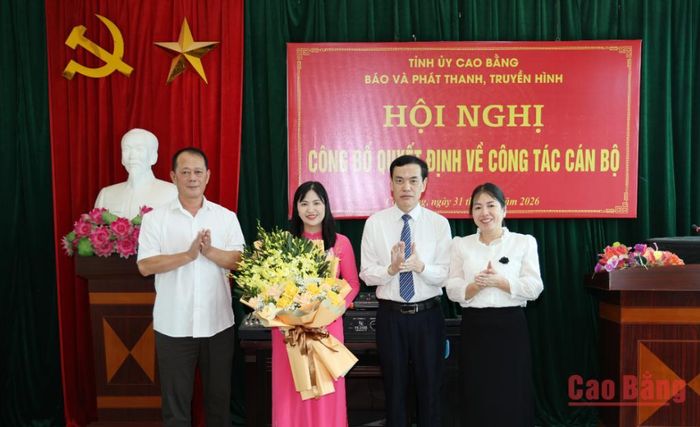 Lãnh đạo Báo và Phát thanh, Truyền hình Cao Bằng tặng hoa chúc mừng Phó Giám đốc Báo và Phát thanh, Truyền hình Cao Bằng Nông Thị Quỳnh Anh.