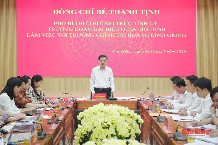 Phó Bí thư Thường trực Tỉnh ủy, Trưởng Đoàn đại biểu Quốc hội tỉnh Bế Thanh Tịnh phát biểu kết luận buổi làm việc.