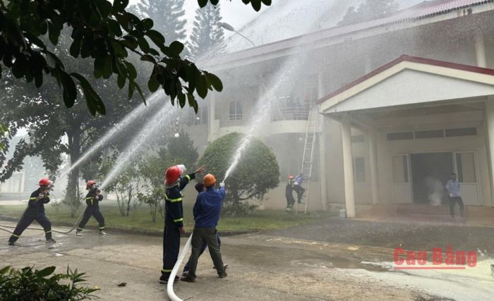 Các lực lượng phối hợp thực tập phương án chữa cháy và cứu nạn cứu hộ tại Công ty Cổ phần Mía đường Cao Bằng.