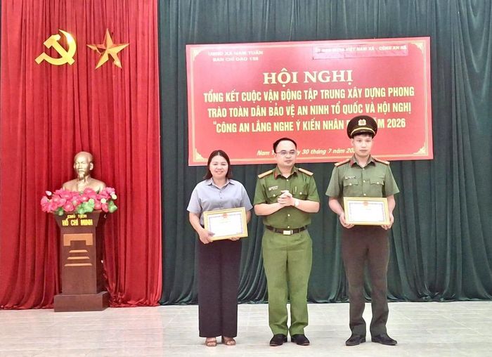 Lãnh đạo Công an xã Nam Tuấn tặng giấy khen các tập thể có thành tích trong phong trào "Toàn dân vệ an ninh Tổ quốc" tại xóm Mỏ Sắt.