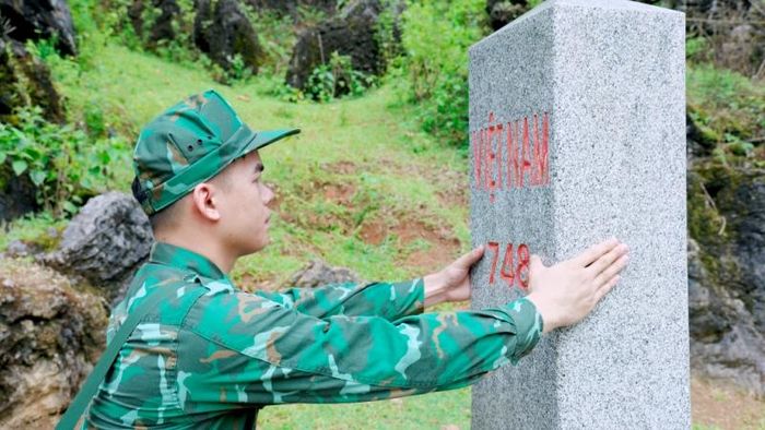 Kiểm tra các thông tin ghi trên cột, bảo đảm mốc giới được nhận biết rõ ràng trên tuyến biên giới.