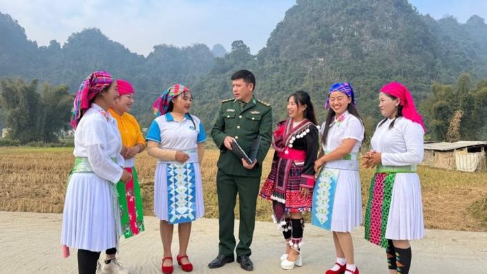 cán bộ, chiến sĩ biên phòng thường xuyên trao đổi, nắm bắt tâm tư, tình cảm của bà con nhân dân.