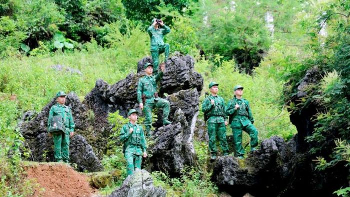 Thực hiện nhiệm vụ bảo vệ cột mốc chủ quyền Quốc gia.