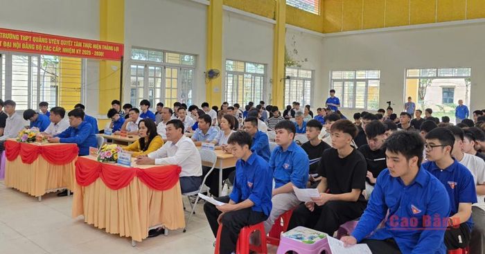Gần 100 đoàn viên, thanh niên và học sinh Trường THPT Quảng Uyên được tư vấn hướng nghiệp.